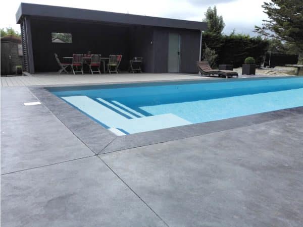 piscine coque HORTENSE terrasse grise. les piscines de Colette
