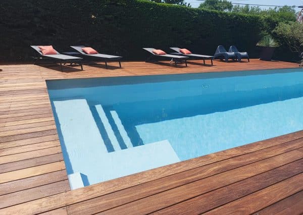 piscine coque HORTENSE terrasse bois. les piscines de Colette