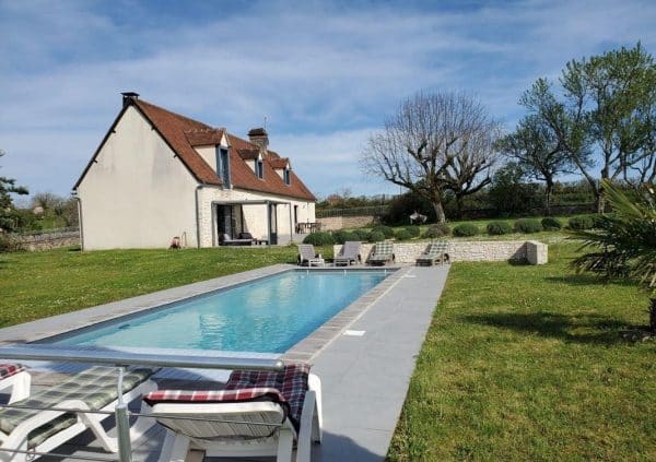piscine coque LOUISON sur grand terrain herbe