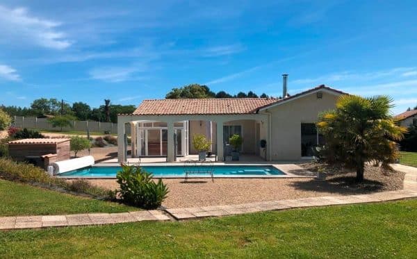 piscine coque LOUISON sur maison classique