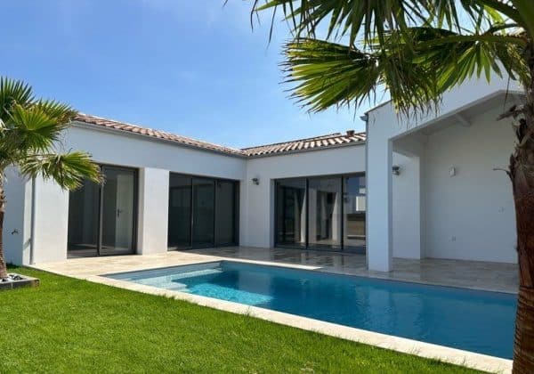piscine coque LOUISON sur construction maison blanche
