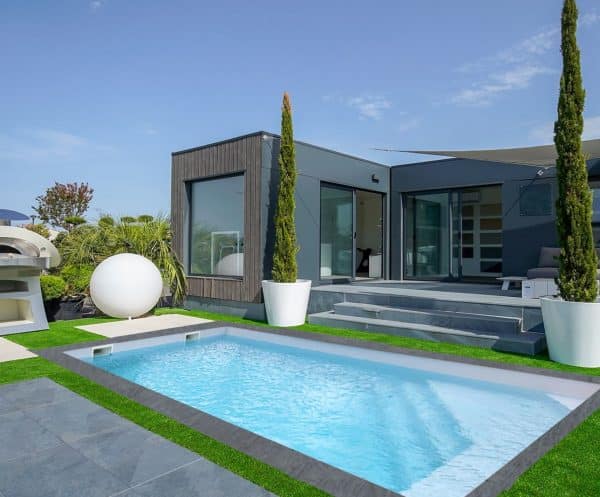 piscine coque ROSE maison d'architecte. La marque COLETTE