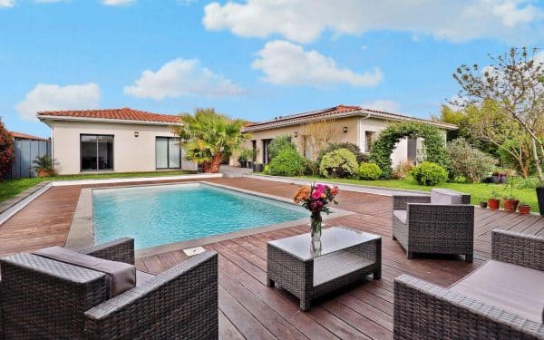 piscine coque ROSE avec grande terrasse bois