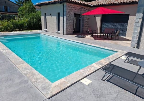 piscine coque SYBILLE maison en pierre