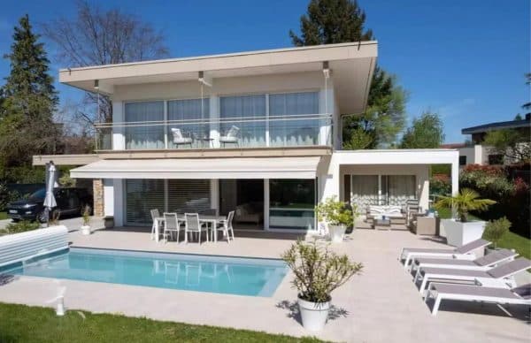 piscine coque SYBILLE avec grande terrasse