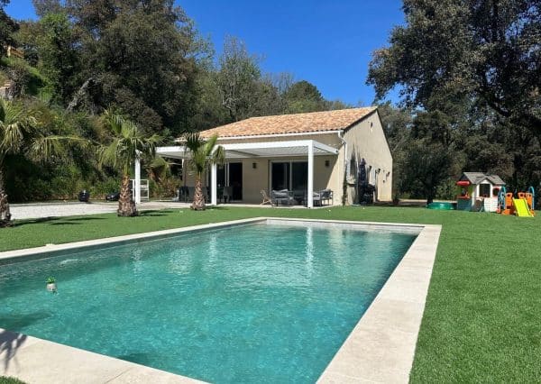 piscine coque SYBILLE dans jardin classique