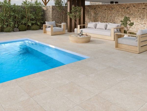 piscine coque SUZANE sur grande terrasse avec salon de jardin