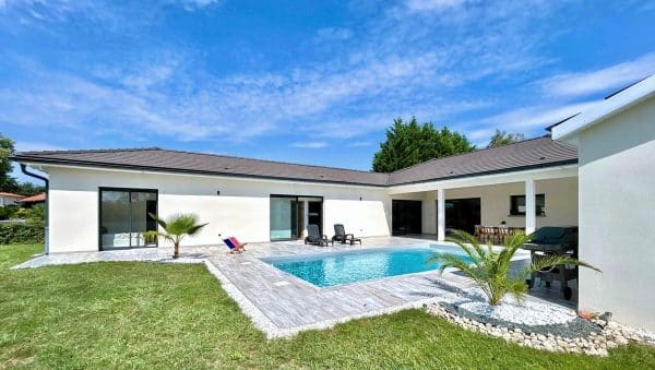 piscine coque SUZANE sur maison renovée