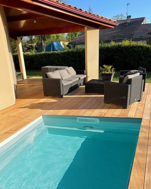 piscine coque AGATHE avec joli aménagement extérieur. La marque COLETTE