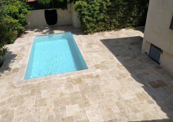 piscine coque AGATHE avec terrasse en travertin