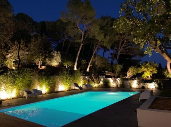piscine coque ARMANDE vue de nuit dans environnement sauvage. Les piscines de COLETTE