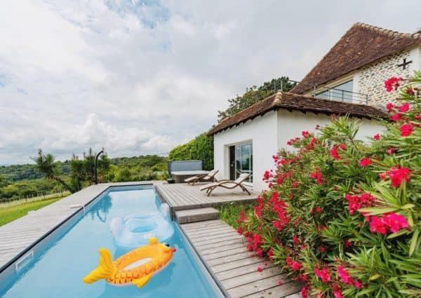piscine coque VIOLETTE. couloir de nage avec bouée. Les piscines de COLETTE