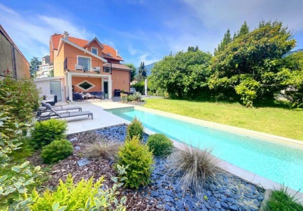 piscine coque VIOLETTE. couloir de nage 10 mètres dans grande propriété. Les piscines de COLETTE
