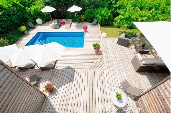 piscine coque DANIELLE avec grande terrasse bois. Les piscines de COLETTE