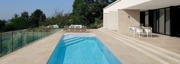 piscine coque DANIELLE avec terrasse travertin vue escaliers. Les piscines de COLETTE