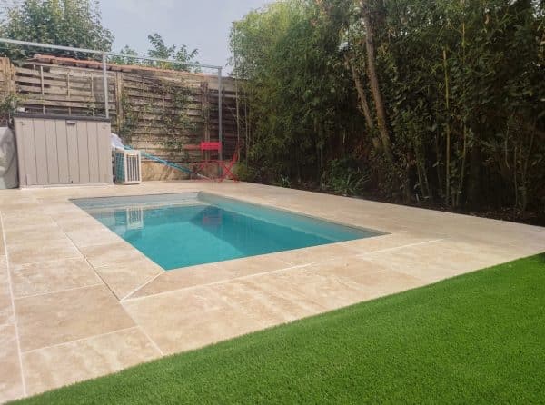 mini piscine coque GISELE terrasse travertin