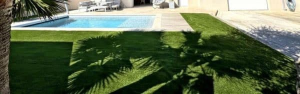 piscine coque AGNES avec gazon. les piscines de COLETTE