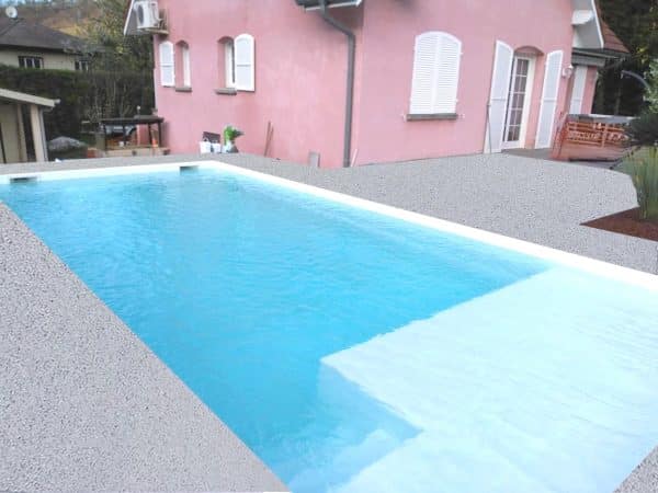piscine coque ARMANDE avec grande plage. Les piscines de COLETTE