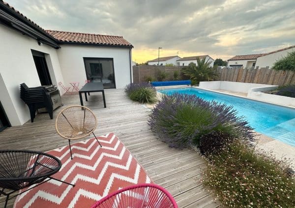 piscine coque ANDREE terrasse bois lotissement neuf. Les piscines de COLETTE