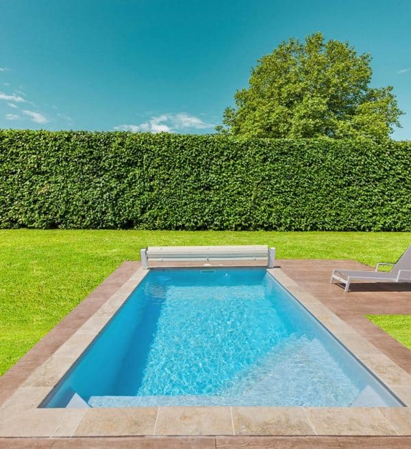 piscine coque GABRIELLE avec terrasse bois et gazon. les piscines de COLETTE