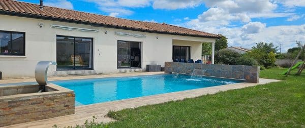 piscine coque ANDREE terrasse bois. Les piscines de COLETTE