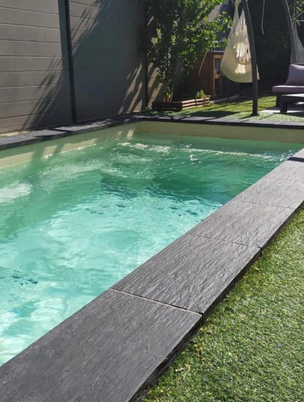 piscine coque CLEMENCE eau claire. Les piscines de COLETTE