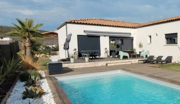 piscine coque JEANNE dans jardin maison neuve