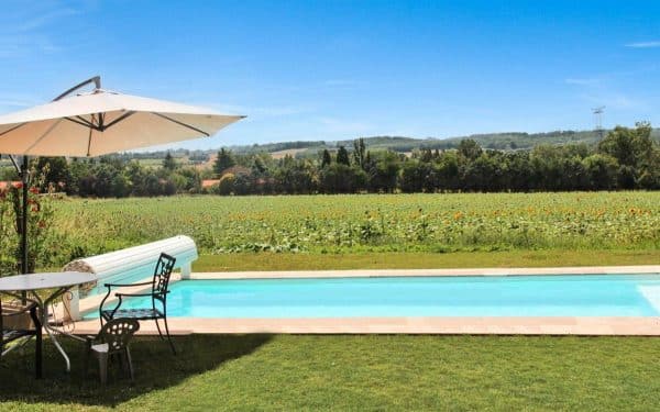 piscine coque MARCELINE vue sur la campagne. Les piscines de COLETTE