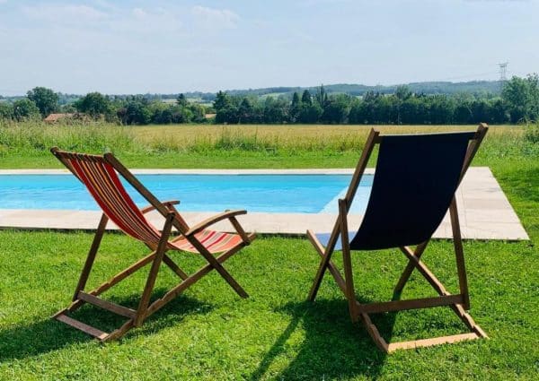 piscine coque MARCELINE avec chaises longues. Les piscines de COLETTE