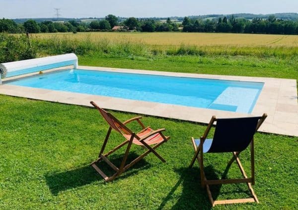 piscine coque MARCELINE avec banquette. Les piscines de COLETTE