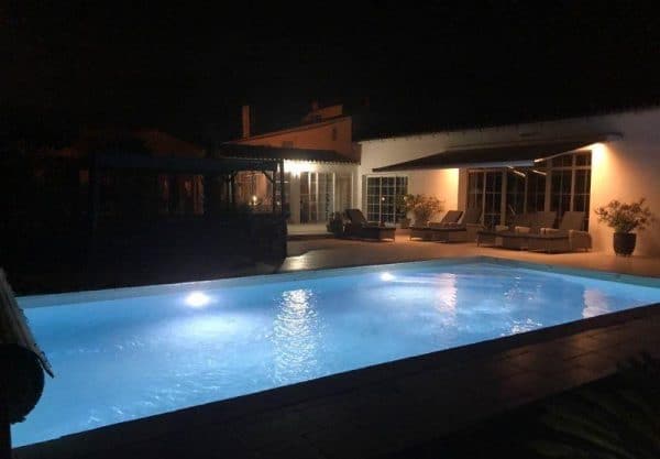 piscine coque MELUSINE vue de nuit. Les piscines de COLETTE
