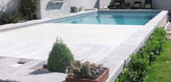 piscine coque MIREILLE avec volet roulant. Les piscines de COLETTE