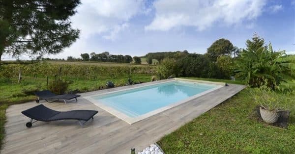 piscine coque MIREILLE terrasse bois. Les piscines de COLETTE