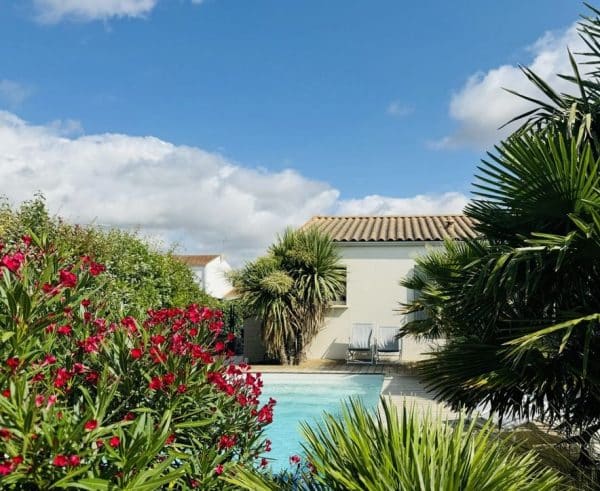 piscine coque MIREILLE jardin méditerranéen. Les piscines de COLETTE