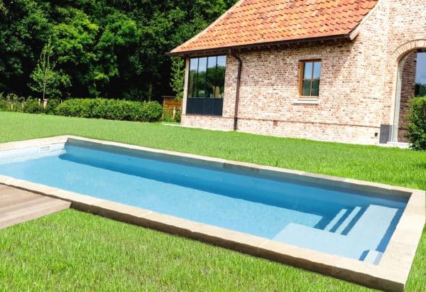 piscine coque ODETTE vue banquette. Les piscines de COLETTE