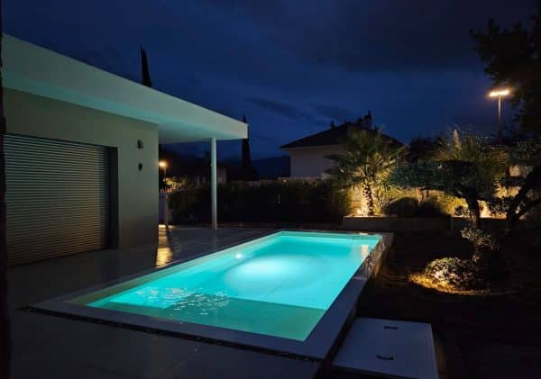 piscine coque ARMANDE avec éclairage de nuit. Les piscines de COLETTE